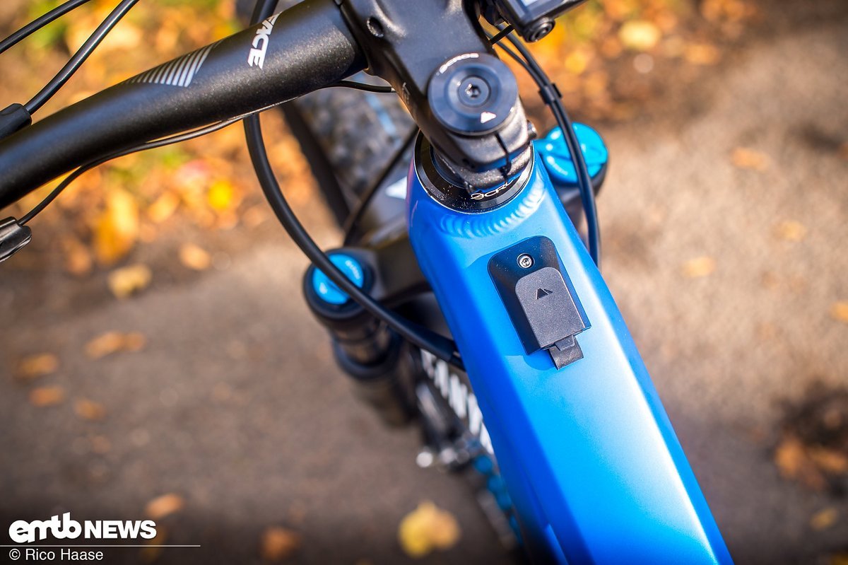 The top tube features an integrated USB port The top tube features an integrated USB port