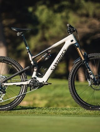 So sieht sie also aus: die brandneue Generation des Specialized Levo SL. Das neue Light-E-MTB der Kalifornier hat 160/150 mm Federweg und setzt auf Mullet-Laufräder