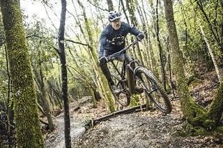 Unser Fluglehrer Mitch durfte das neue Canyon Neuron:ON CF schon probefahren.