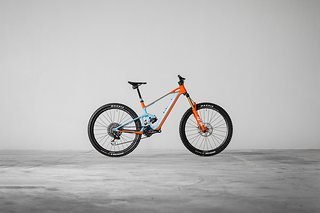 Fährt ohne Oil: Das Mondraker Neat E-MTB im legendären Gulf Oil Design der Le Mans Renner der 70er.