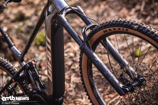 Das Fahrwerk besteht aus einer Giant STL 36 Air-Federgabel und ...