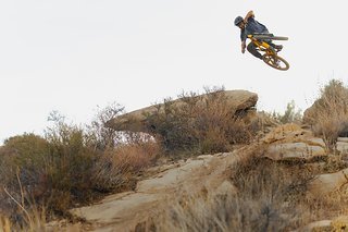 Eliot Jackson ist ehemaliger Downhill-Profi und bekannt für einen aggressiven Fahrstil und beeindruckende Sprünge.