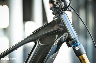Der Carbonrahmen ist vollkommen neu entwickelt und setzt auf 150 mm Federweg. Der Carbonrahmen ist vollkommen neu entwickelt und setzt auf 150 mm Federweg.