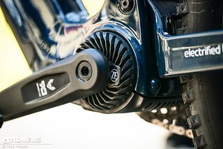 Den aktualisierten CentriX-Motor zeigt ZF auf der Eurobike – mit 105 Nm und 750 Watt im neuen Race-Modus soll ein neues Leistungslevel erreicht werden. Den aktualisierten CentriX-Motor zeigt ZF auf der Eurobike – mit 105 Nm und 750 Watt im neuen Race-Modus soll ein neues Leistungslevel erreicht werden.