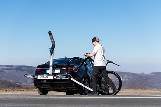 Mit der optionalen Auffahrschiene lassen sich E-MTB kinderleicht aufladen, aber bitte nur ohne Käppie! Die Stylepolizei dankt.