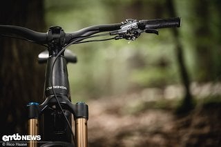 Beim Lenker kommt auch am 2025er-Wild M-LTD ein OC Mountain Control MC10 Carbon zum Einsatz.