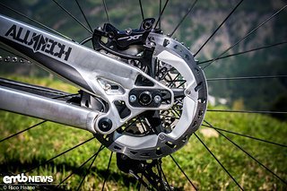 Gebremst wird mit einer 4-Kolben Shimano XT-Bremse