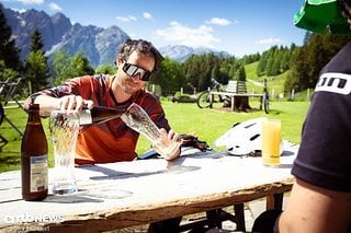 Perfektes Wetter, kalte Getränke. Wer an der Sternalm einkehrt, sollte die Uhr im Blick behalten. Hier besteht akute Versackungsgefahr!