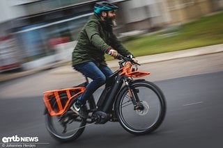 Im Stadtverkehr hatten wir Spaß, das vermeintlich unhandliche S-Pedelec um die Kurven zu scheuchen. Doch ab Geschwindigkeiten über 10 km/h war das kein Problem mehr.