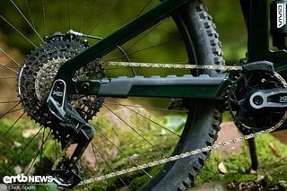 Ein umfassender Kettenstrebenschutz soll für Ruhe sorgen. Ein umfassender Kettenstrebenschutz soll für Ruhe sorgen.