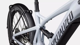 Das Turbo Tero X kommt mit Gepäckträger und Schutzblech