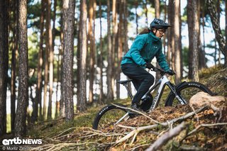 Das Amflow PL Carbon ist ein unaufgeregter Kletterer: Die Sitzposition ist aufrecht und eher kompakt, die Traktion sehr gut.