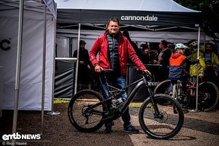 Ralf zeigt stolz sein neues Schätzchen, welches wir im Rahmen des Bikefestivals Freiburg gemeinsam mit Cannondale übergaben