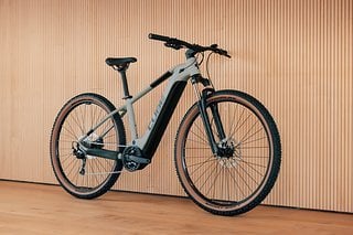 Mit dem Reaction Hybrid Performance 625 bekommt man ein solides Einstiegs-E-Bike, mit dem man auch mal Forst- und Waldwege befahren kann und auf dem Weg zur Kiesgrube keine Angst vor einem Defekt haben muss.