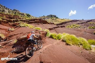 Guter Grip und ein langes Bike, stabil auf steilen Anstiegen.