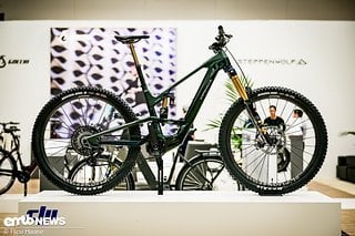 Steppenwolf Tundra mit DJI Avinox – hier noch als unfahrbares Messemuster, aber schon bald auf den Trails. Steppenwolf Tundra mit DJI Avinox – hier noch als unfahrbares Messemuster, aber schon bald auf den Trails.