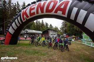 Als erste Startgruppe zogen die E-Biker in die diesigen Nebelschwarten.