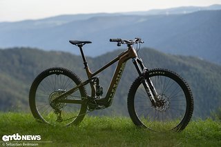 Auf dem Trail punktet das Rad mit einem sensibel ansprechenden, effizienten und eher straffen Fahrwerk. Zusammen mit der modernen Geometrie lädt das E-Bike so zu Vollgas-Fahrten im Anlieger und Sprungeinlagen ein.