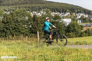 Explosiv los pedalieren, Arme dynamisch Strecken und den Oberkörper nach hinten lehnen.