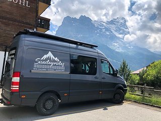 Das Schiff ist gelandet, im Hintergrund lässt sich schon die die Eiger-Nordwand erahnen