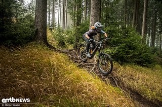 Anja mag die naturbelassenen Enduro-Lines im Bikepark Oberhof.