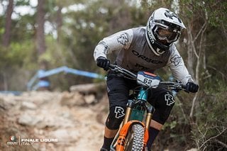 Florencia Espineira-Herreros vom Orbea FOX Enduro Team gewinnt das Rennen in Finale und holt sich auch den Sieg in der Gesamtwertung.