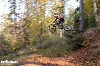 Auch große Drops steckt das E-Enduro locker weg