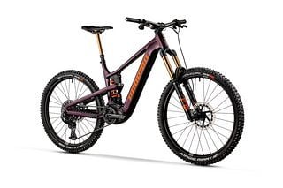 Mit dem Propain Ekano 2 AL Mix ist ein 180/170 mm E-Enduro schon ab 4.994 € zu haben. Fix ist dabei nix, den Propain schafft es mit dem Baukastenprinzip, dass wir uns beim Bestellprozess doch noch schnell ein anderes Bauteil ans Bike schrauben lassen.