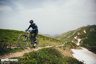 Die Sitzposition fällt eher aufrecht und relaxt aus