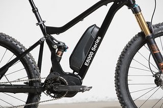 Das Shimano Steps E8000 System kommt entweder mit externem oder mit in den Rahmen integrierten Akku