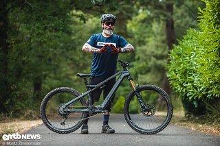 In das M1 EN.400SX hat sich Testchef Rico direkt verliebt. Zwar würde er andere Reifen aufziehen, aber die Performance von Fahrwerk, Motor und Gesamtpaket stimmt und passt gut zu einem E-Enduro.