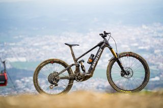 Mit 170 mm Federweg vorne und hinten, sowie Mullet-Laufradkonzept, will das Bullit der ideale Begleiter für harte Trails sein – ob technisch oder sprunglastig ist dabei egal.