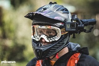 Der GoPro Karma Grip lässt sich auch super am Helm befestigen.