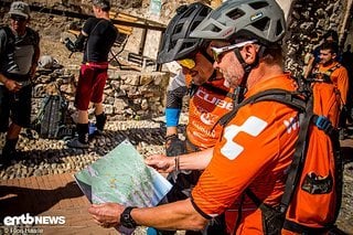 Claus und Gusti checken den finalen Streckenplan