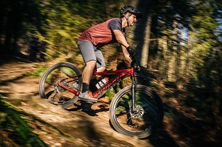 Das E-Hardtail soll sich dank seiner ausgewogenen Geometrie und einer passenden Ausstattung im Trail-Einsatz Zuhause fühlen.