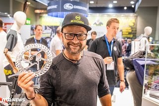 Stefan Schlie, Bike-Pro und Markenbotschafter, zeigt die neue Bremsscheibe von Magura