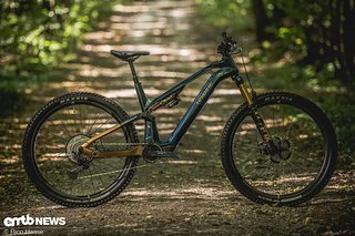 Haibike Lyke CF SE – das Topmodell kommt in der Serie mit einer passenden Fox Transfer-Sattelstütze, die natürlich auch im Kashima-Farbton glänzt.