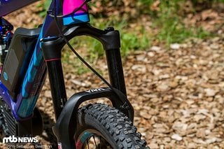 An der Front arbeitet je nach Ausstattungsvariante eine RockShox Yari oder Pike