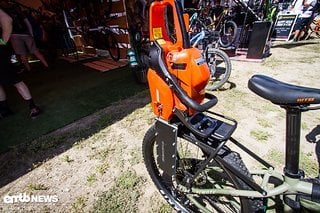 Kona hatten eine Kettensägenhalterung für ein E-Bike.