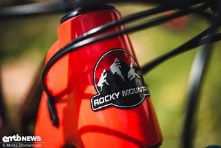 Am Steuerrohr prangt eine hübsche Plakette mit dem Logo von Rocky Mountain