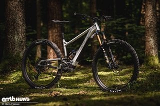 Crossworx Trip290 – E-Trailbike mit 140 mm Federweg, wählbarer Ausstattung und mit Aluminiumrahmen. Das hier gezeigte Modell weicht mit einigen Upgrades von der Serienausstattung ab.