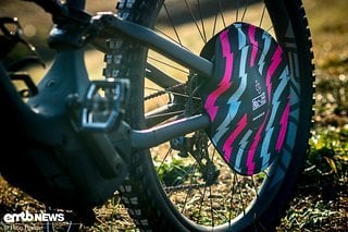 Wer sich für das Waschen seines E-Bikes richtig Zeit nimmt, der sollte die Disc-Cover von Muc-Off über die Bremsscheiben stülpen