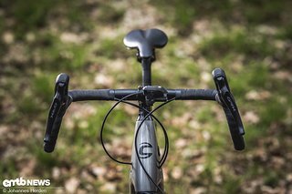 Der Lenker ist angenehm ausgestellt und die Bremshebel der Shimano GRX liegen gut in der Hand