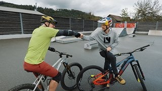 Um ein paar Basics und die passende Fahrtechnik zu üben, fuhren Tom und Gerhard erstmal in einen Skatpark.