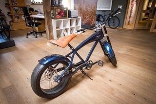 Das Specialized Fatboy Chopper-Bike ist in der Mitte des Büros ausgestellt.