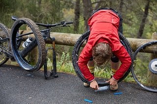 Die Reihenwahl ist im Offroad Rennsport das A und O. Ich entscheide mich noch Schlamm-Schlappen aufzuziehen.