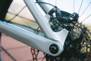 Gebremst wird beim Topmodell mit den neuen Shimano XT Vierkolbenbremsen. Gebremst wird beim Topmodell mit den neuen Shimano XT Vierkolbenbremsen.