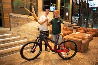 Tom überreicht Dominic sein neues Haibike Lyke und beide freuen sich schon auf die Trails in der Schweiz. Tom überreicht Dominic sein neues Haibike Lyke und beide freuen sich schon auf die Trails in der Schweiz.