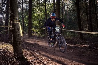 Chris fuhr mit gebrochener Rippe