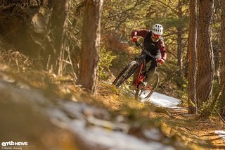 Im Downhill geht es eigentlich immer in der Ideallinie über den Trail.